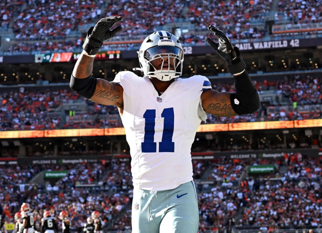 Cowboys Fans Heckled Jerry Jones With Micah Parsons Signs Amid Trade Request