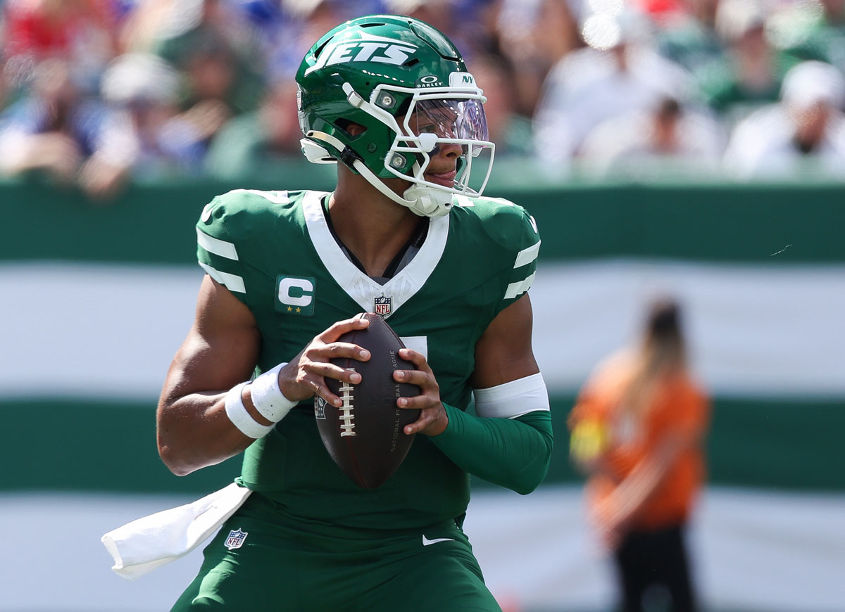 EAST RUTHERFORD, NEW JERSEY - SEPTEMBER 14: Justin Fields #7 of the New York Jets looks to pass during the second quarter against the Buffalo Bills at MetLife Stadium on September 14, 2025 in East Rutherford, New Jersey. (Photo by Jordan Bank/Getty Images)