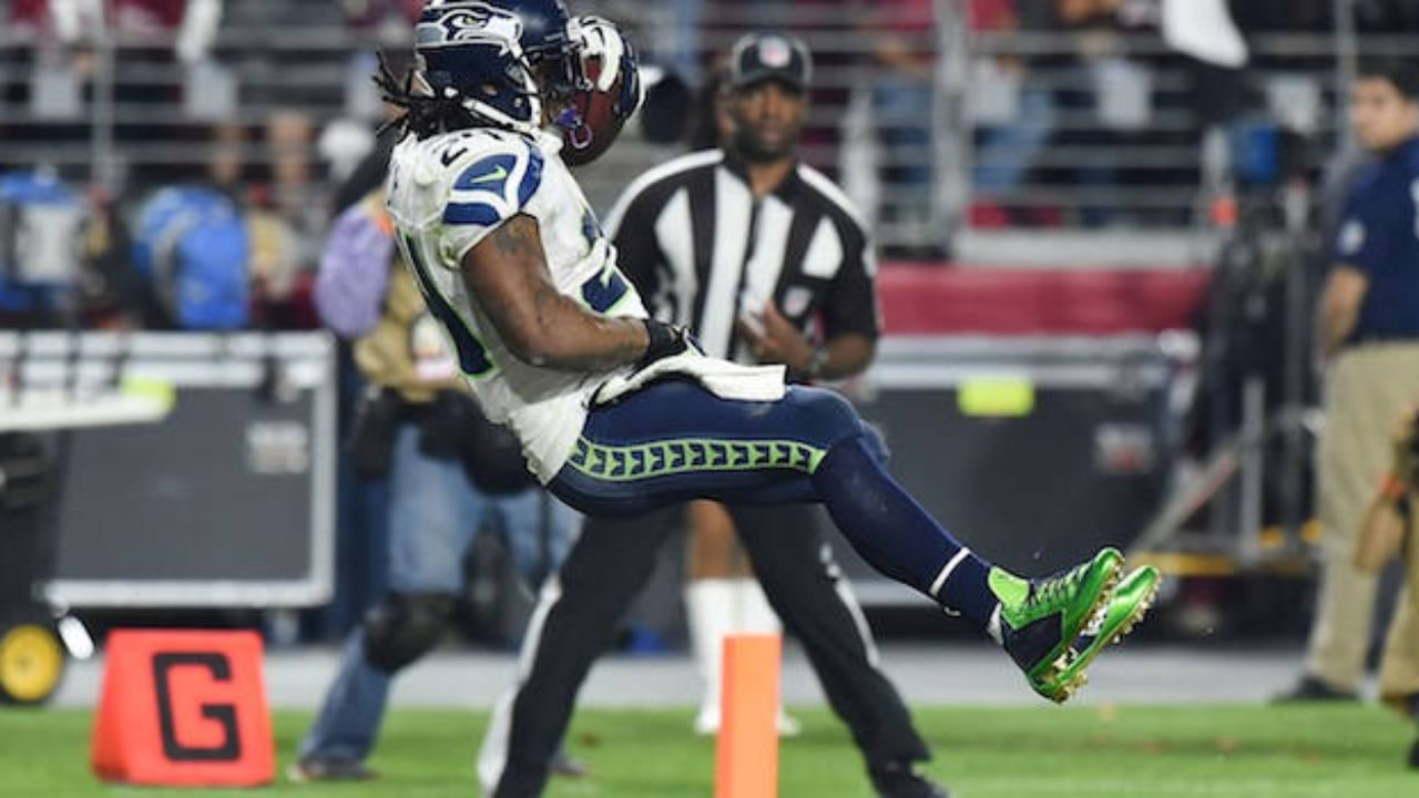 The 13 Best 'Beast Mode' Moments From Marshawn Lynch's NFL Career - Men's  Journal